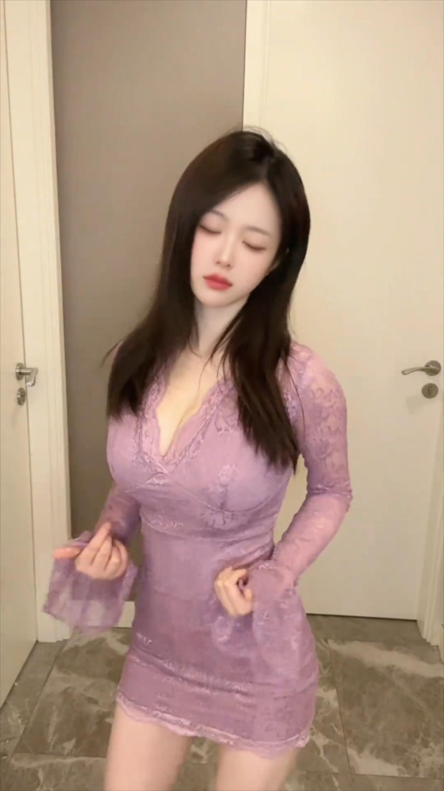 《黑神话》萍萍演员紫衣热舞视频：紫色才最有韵味