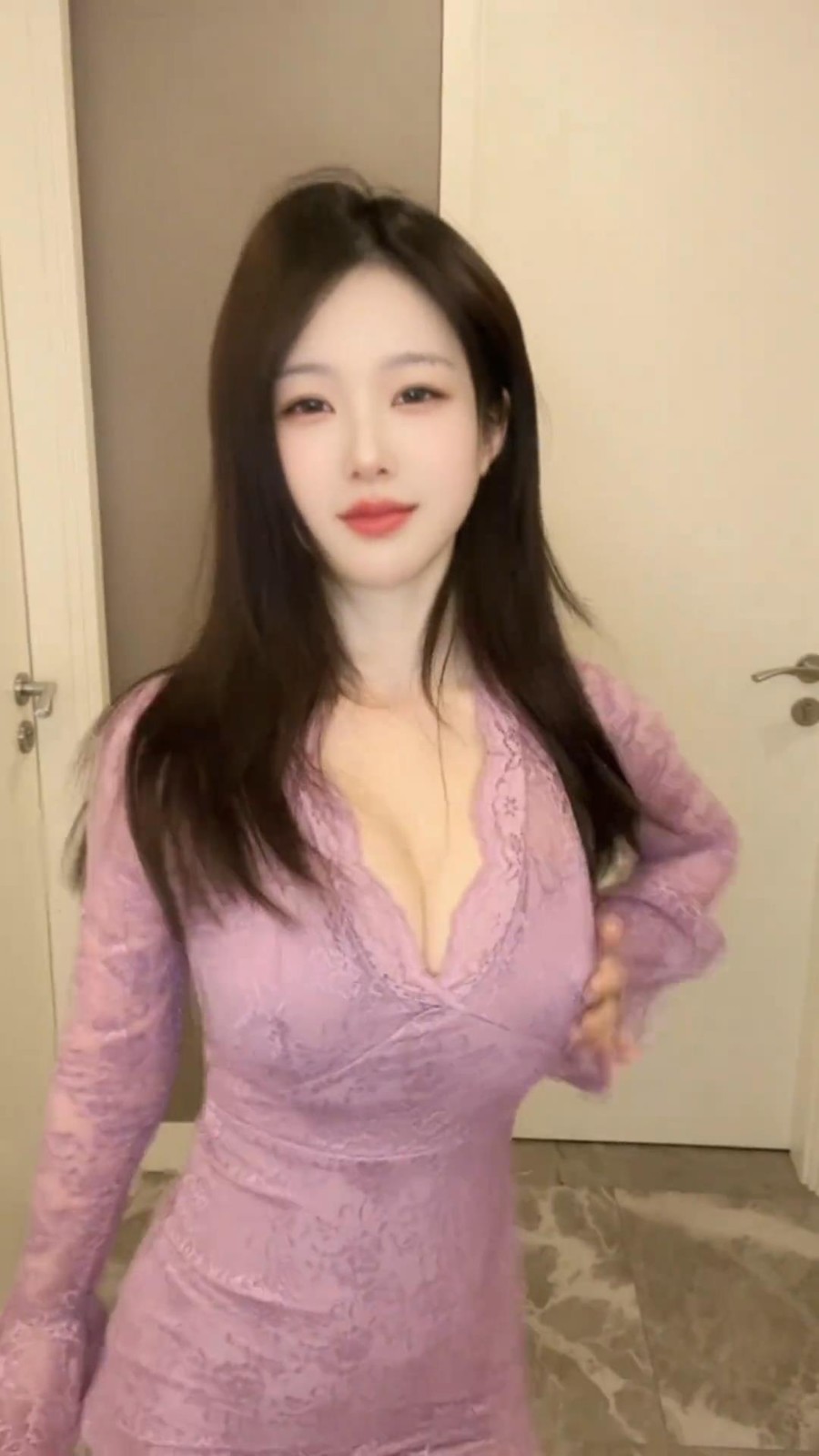 《黑神话》萍萍演员紫衣热舞视频：紫色才最有韵味